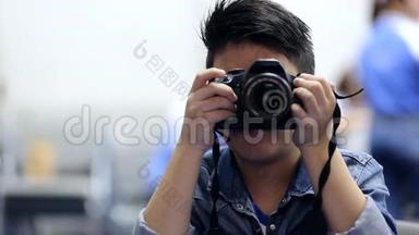 亚洲男孩用数码单反相机拍照